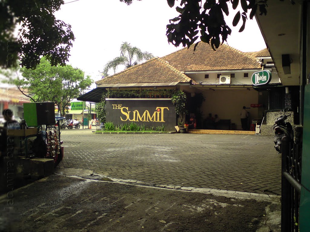 The Summit Factory Outlet